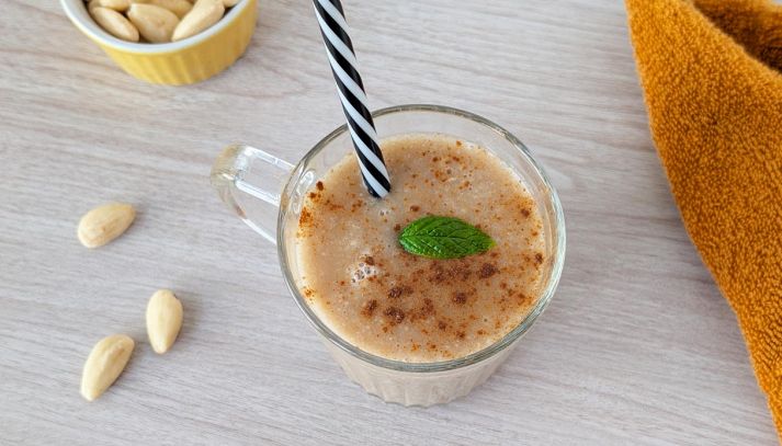 Bicchiere di frullato di mandorle e banana
