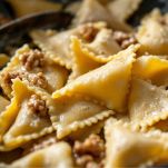 pansoti con salsa di noci in cottura