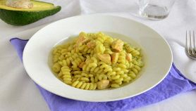 Pasta con salmone e avocado