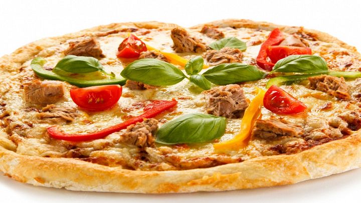 Pizza peperoni e tonno