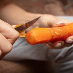 Donna pela una carota