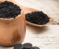 La farina al carbone vegetale è principalmente un colorante alimentare, ma possiede anche dei benefici: ecco le sue proprietà e gli utilizzi in cucina