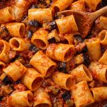 paccheri con sugo di pomodoro e melanzane fritte a cubetti