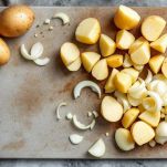 La preparazione di patate e cipolle