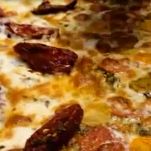 pizza-nera-ai-due-gusti
