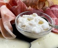 Lo squacquerone, uno degli ingredienti più famosi della piadina romagnola, è un formaggio cremoso e gustosissimo: ecco come utilizzarlo in cucina