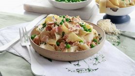 Tagliatelle piselli, panne e prosciutto