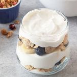 Strati di yogurt frutta e cereali