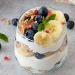 Yogurt con frutta e cereali