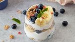 Yogurt con frutta e cereali
