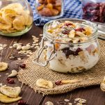 Yogurt con frutta e cereali