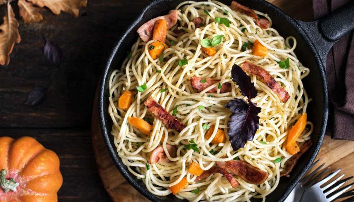Spaghetti alla zucca, funghi porcini e salsiccia