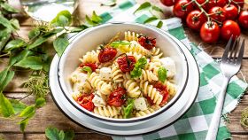 Fusilli con pomodorini al forno e feta 