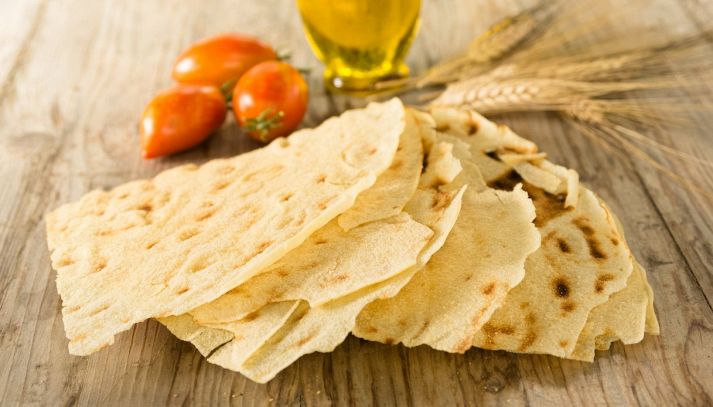 Il pane carasau, tipica ricetta della Sardegna, è una sottile sfoglia croccante ottima per ricette dolci e salate: ecco le sue proprietà nutrizionali