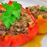 Peperoni con carne e salsiccia