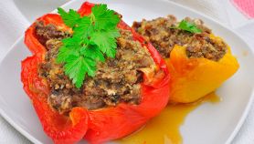 Peperoni con carne e salsiccia