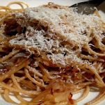 spaghetti-alla-cipolla-rossa