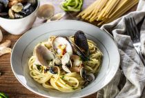 Spaghetti crema di zucchine e frutti di mare