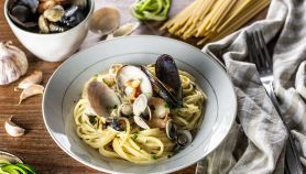Spaghetti crema di zucchine e frutti di mare