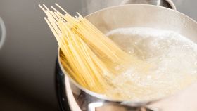 Come riutilizzare l'acqua di cottura della pasta