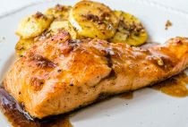 Filetto di salmone con salsa di miele e senape