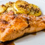 Filetto di salmone con salsa di miele e senape