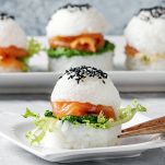 Mini hamburger di sushi con salmone affumicato