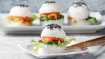 Mini hamburger di sushi con salmone affumicato