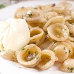 Orecchiette al pesto di pistacchio con burrata