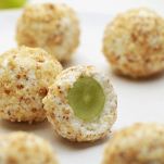 Palline di uva e formaggio in granella