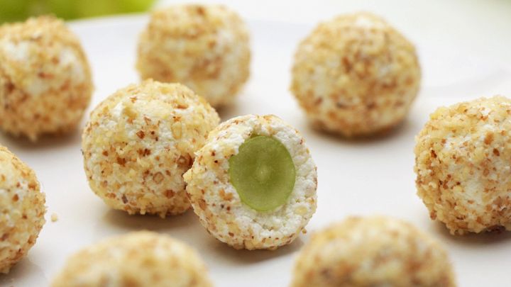 Palline di uva al formaggio e granella