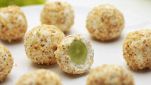 Palline di uva al formaggio e granella