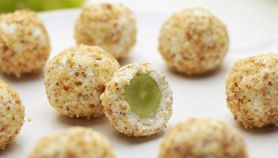 Palline di uva al formaggio e granella