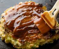 La salsa okonomiyaki è molto consumata in Giappone, in abbinamento ad una tipica ricetta tradizionale: ecco gli ingredienti e le sue proprietà nutrizionali