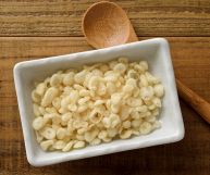 Il tenkasu è lo scarto della tempura, ovvero una pastella di acqua e farina: ecco come si prepara e quali sono le ricette per valorizzare questo ingrediente