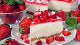 Cheesecake alle fragole con Philadelphia e panna