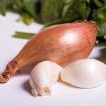 Sbucciate e affettate finemente i due scalogni e lo spicchio d’aglio.