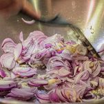 Rosolate gli scalogni e l’aglio per qualche minuto fino a che non diventano morbidi e leggermente dorati.