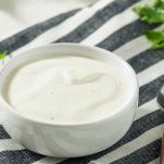 In una ciotola, spremete il succo di un limone e aggiungete il sale e il pepe. Mescolate bene il tutto, poi aggiungete la panna fresca liquida.