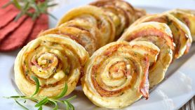 Girelle di pasta sfoglia al prosciutto e formaggio