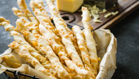 Grissini di pasta sfoglia al formaggio