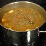 Minestra di lenticchie con la pasta in cottura