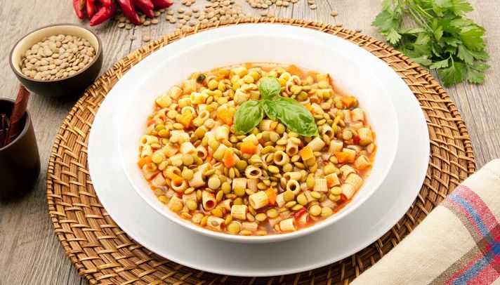 Minestra di lenticchie con la pasta: un primo piatto gustoso della ...