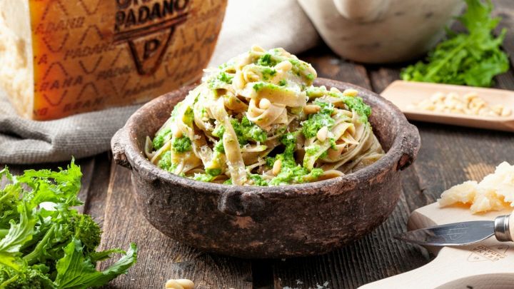 Linguine integrali al pesto di cime di rapa, pinoli e Grana Padano DOP