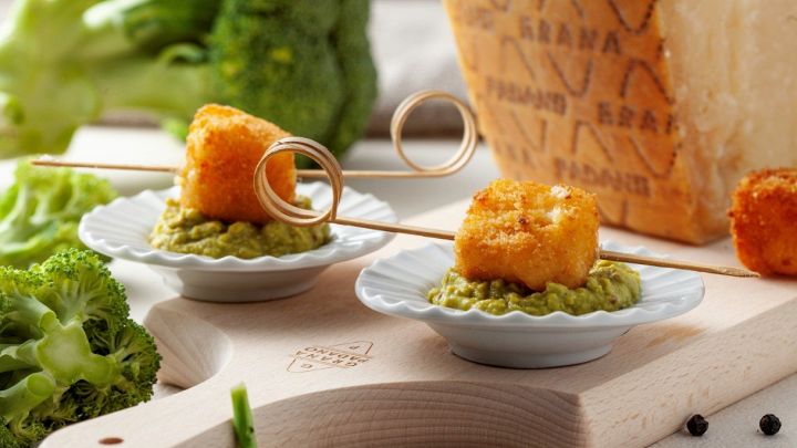 Spiedini di bocconcini di Grana Padano DOP su crema di broccoli