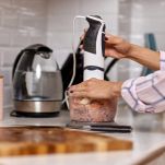 Donna frulla carne nel mixer