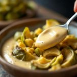 Spicchi di carciofi pronti per la frittura.