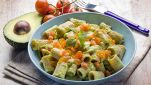 Pasta con avocado e pomodori