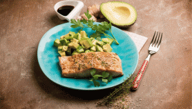 Salmone alla griglia con avocado e quinoa