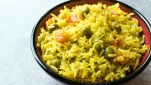 Riso alla curcuma con carote e piselli